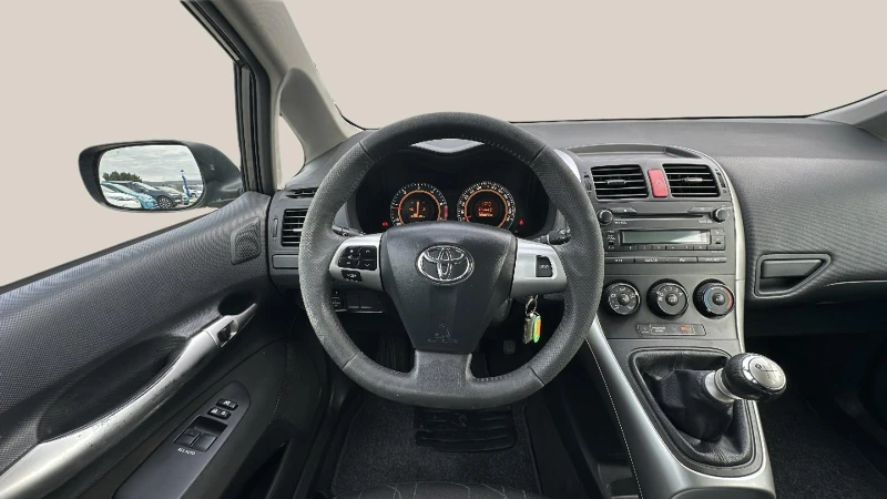 Toyota Auris 1.4 d, снимка 11 - Автомобили и джипове - 48287946