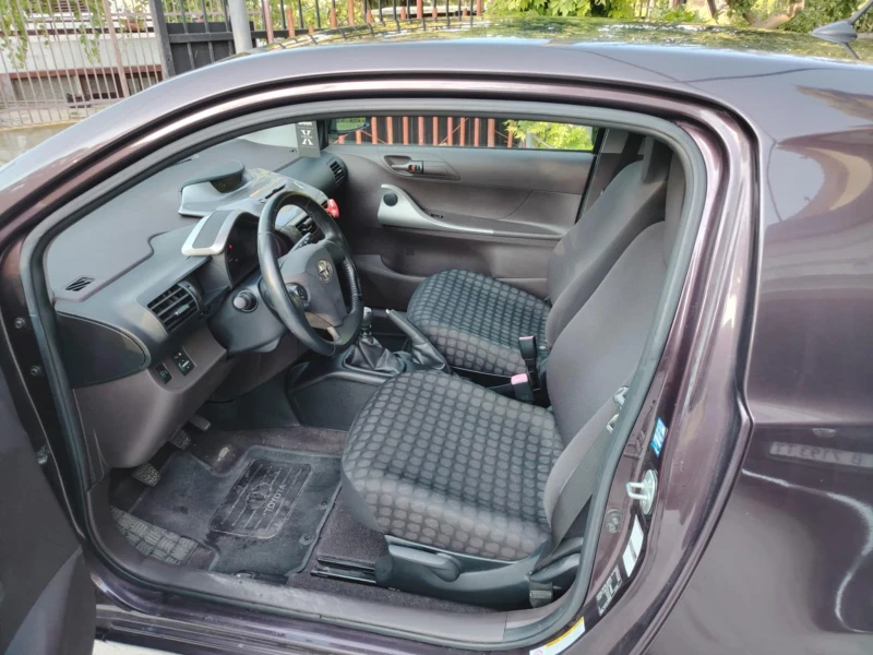 Toyota IQ, снимка 6 - Автомобили и джипове - 52384811