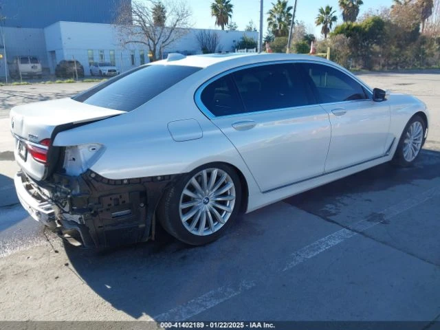 BMW 740 ДИГИТАЛНО* ТАБЛО* ДИСТРОНИК* МАСАЖ* ОБДУХВАНЕ* КАМ, снимка 4 - Автомобили и джипове - 49232707