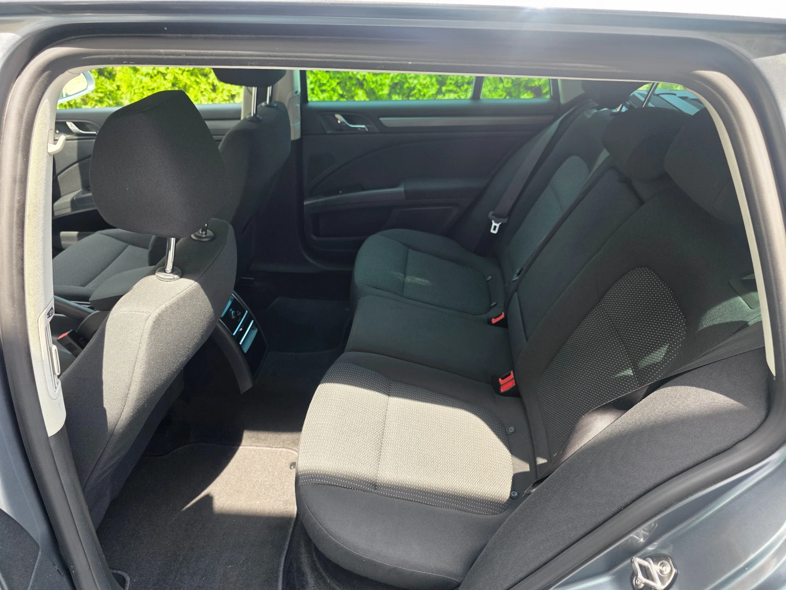 Skoda Superb 1.6 TDI NAVI, снимка 9 - Автомобили и джипове - 54751368