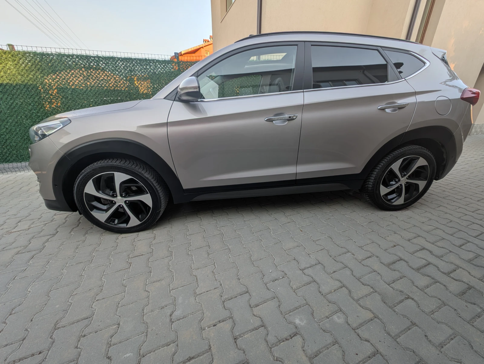 Hyundai Tucson 2.0CRDI* Premium* Обдухване* Подгрев* Панорама, снимка 5 - Автомобили и джипове - 55532809