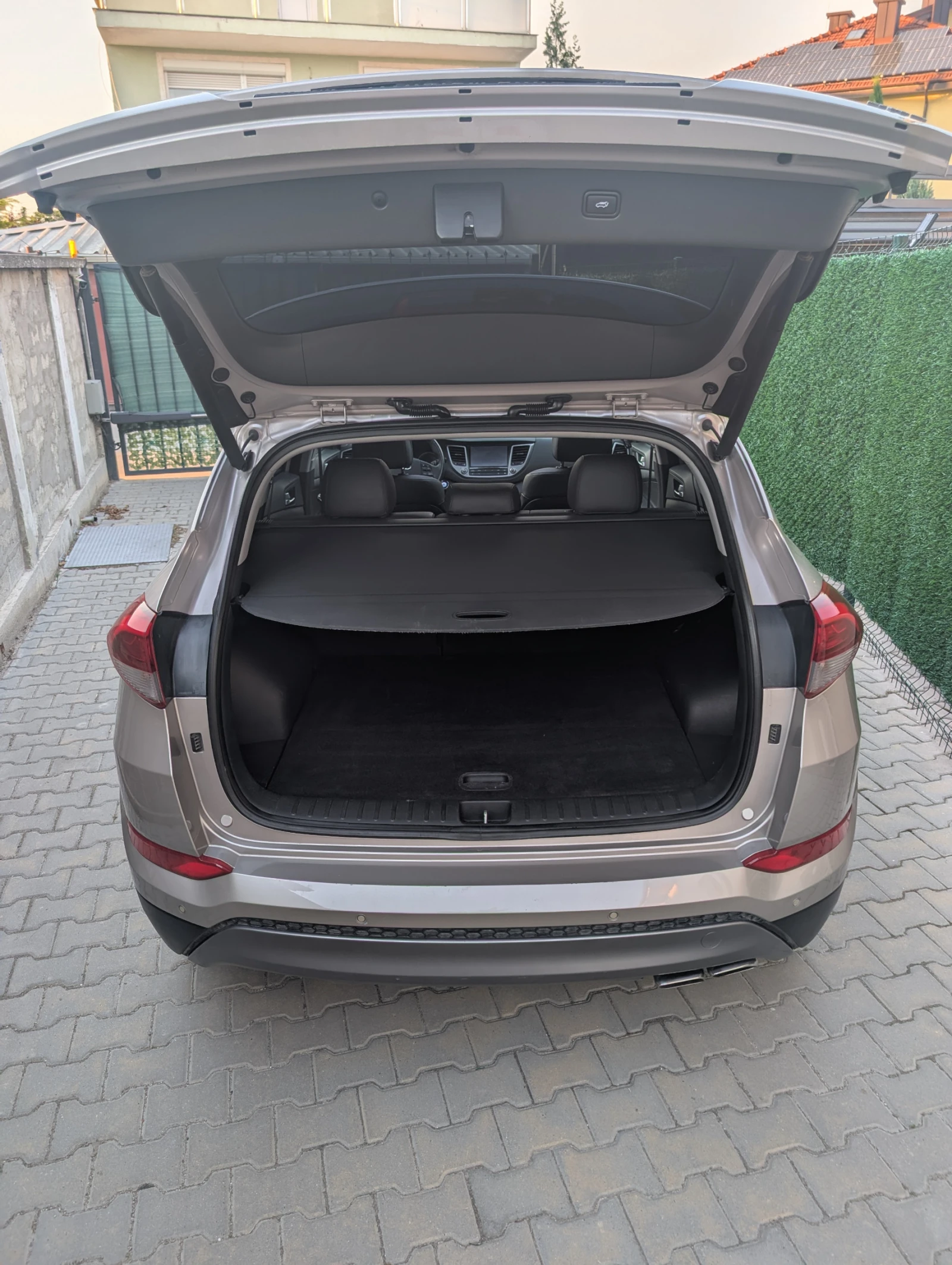 Hyundai Tucson 2.0CRDI* Premium* Обдухване* Подгрев* Панорама, снимка 9 - Автомобили и джипове - 55532809