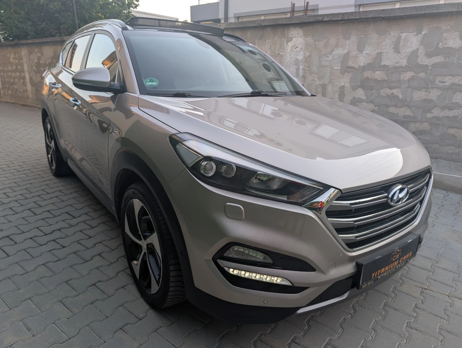 Hyundai Tucson 2.0CRDI* Premium* Обдухване* Подгрев* Панорама, снимка 4 - Автомобили и джипове - 55532809