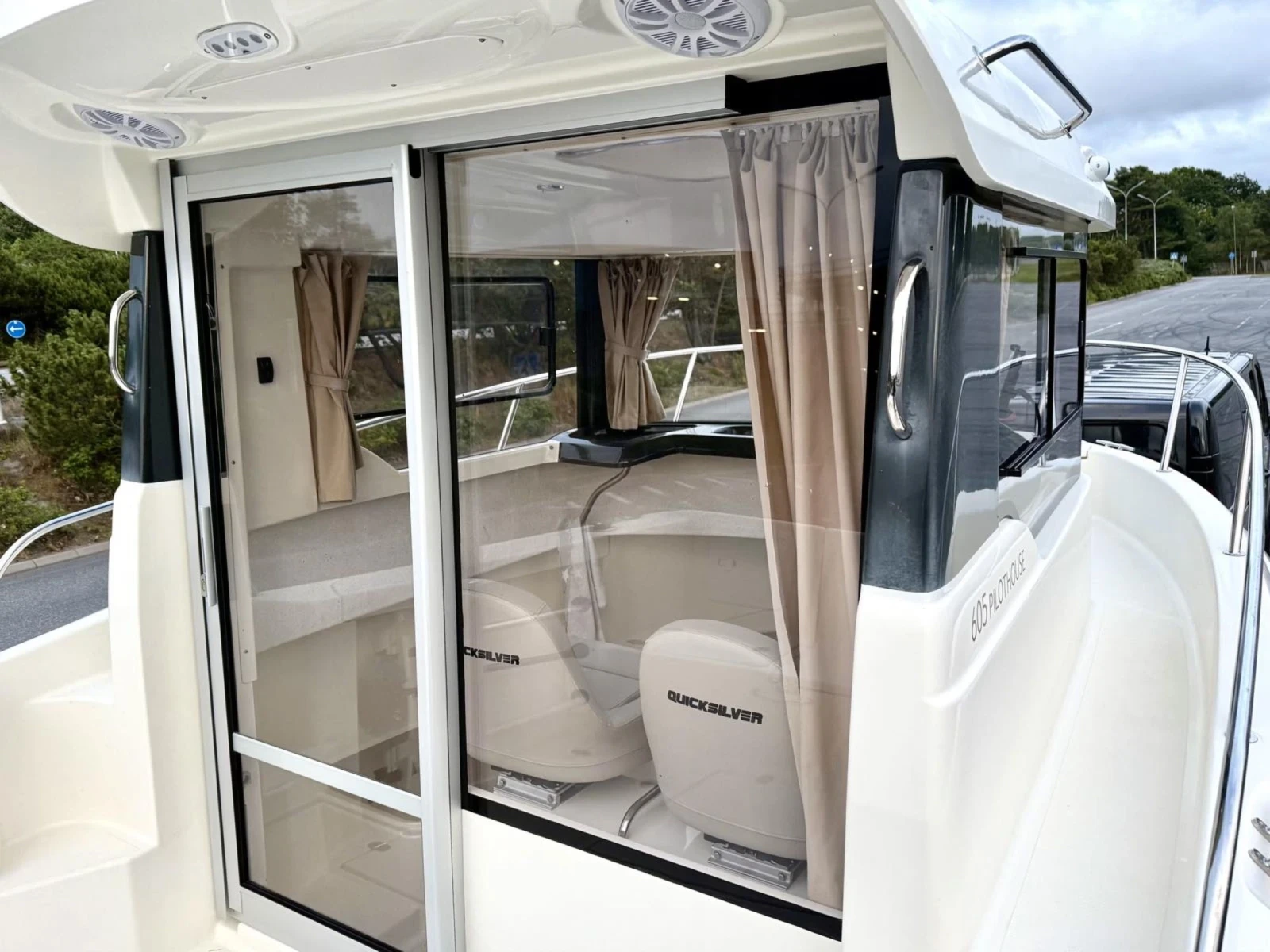 Моторна яхта Quicksilver 605 pilothouse - изображение 7