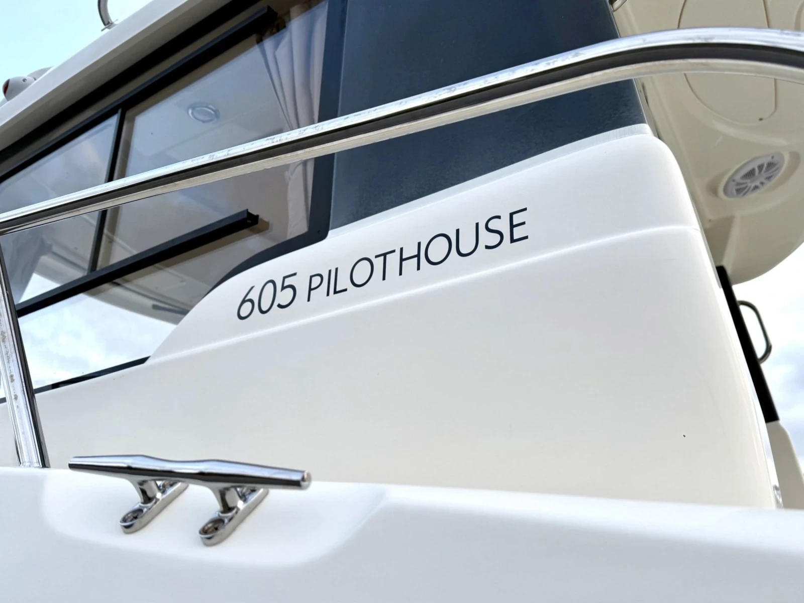 Моторна яхта Quicksilver 605 pilothouse - изображение 6