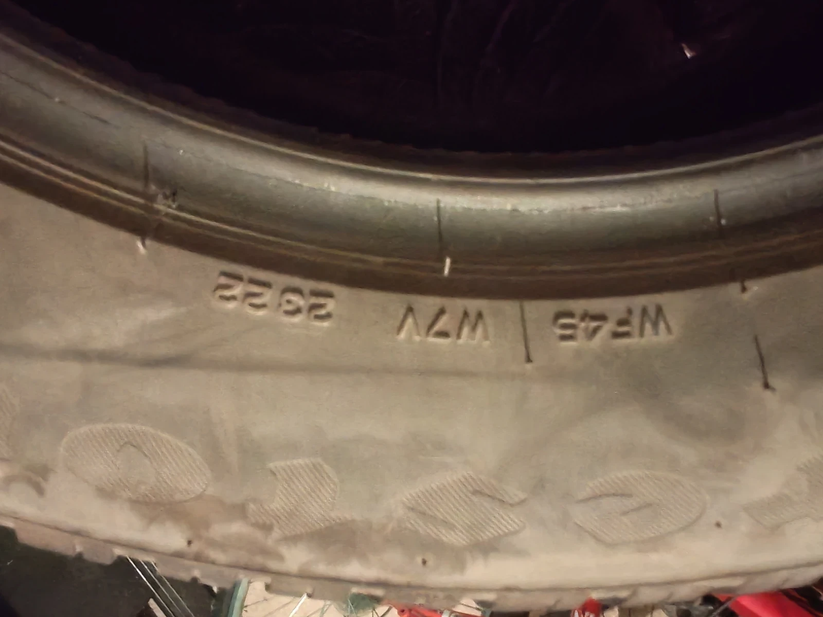Гуми Зимни 235/60R18, снимка 2 - Гуми и джанти - 56243328