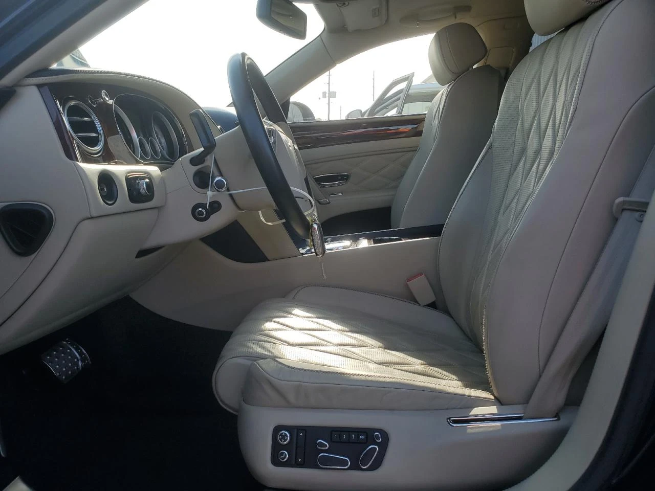Bentley Flying Spur  - изображение 7