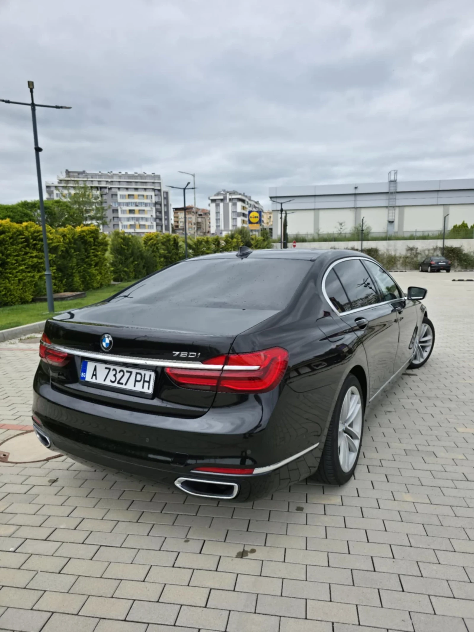 BMW 750  - изображение 5
