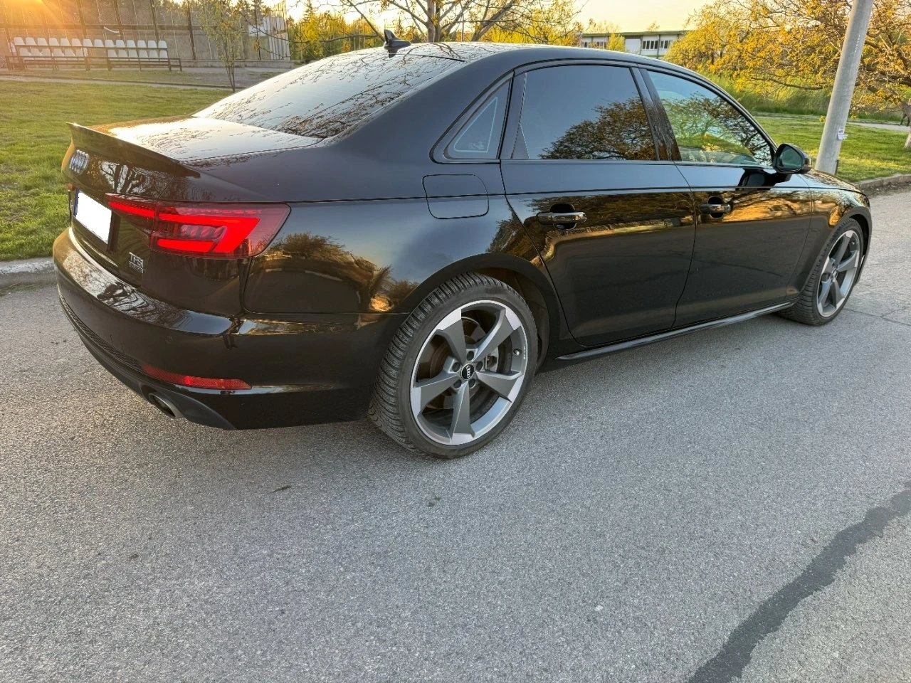 Audi A4 2.0TFSI S-line (Digital Cluster, B&O, Distr), снимка 4 - Автомобили и джипове - 54378058