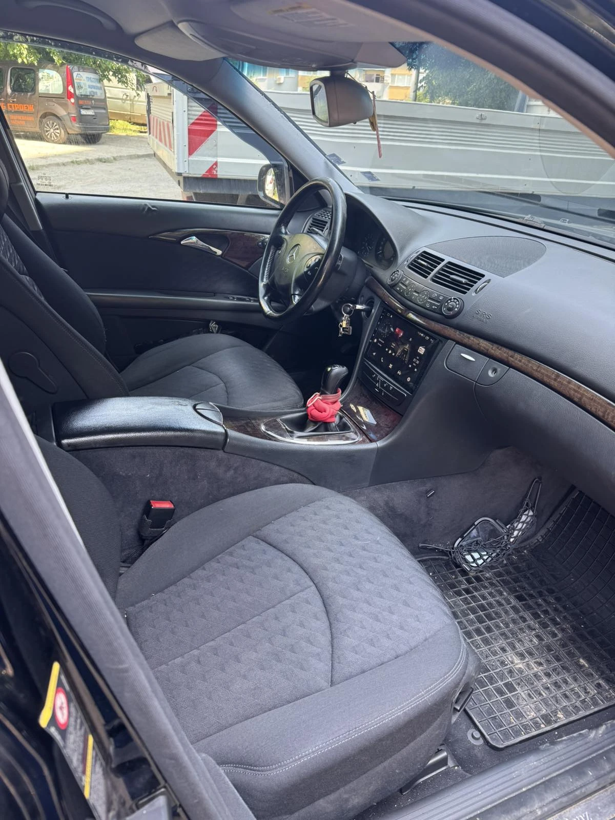 Mercedes-Benz E 220, снимка 4 - Автомобили и джипове - 54799853