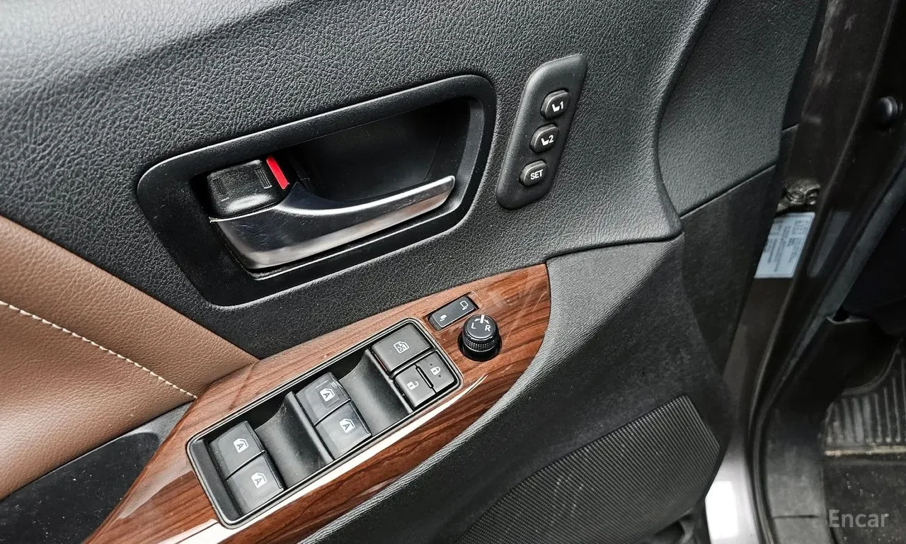 Toyota Sienna 3.5 V6 * LIMITED AWD * 7 МЕСТА * КАФЯВ КОЖЕН САЛОН, снимка 4 - Автомобили и джипове - 55437609