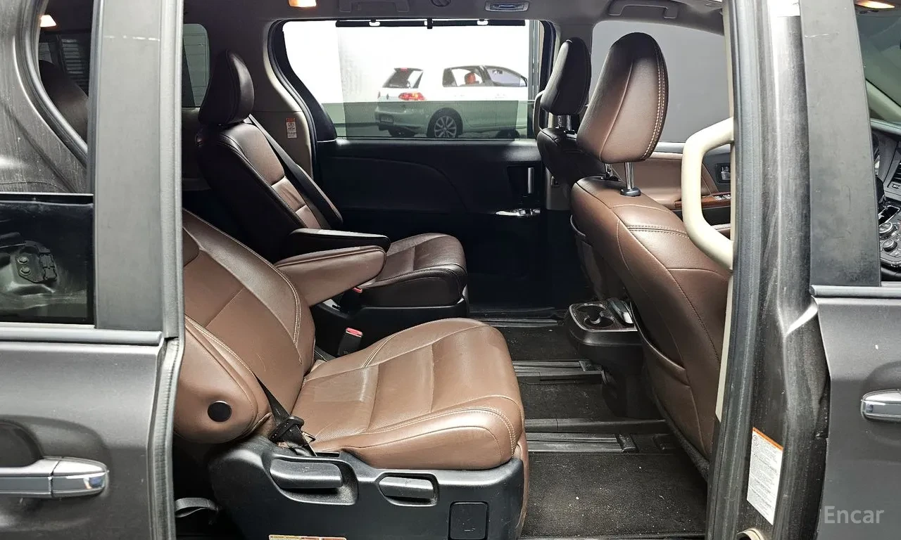Toyota Sienna 3.5 V6 * LIMITED AWD * 7 МЕСТА * КАФЯВ КОЖЕН САЛОН, снимка 9 - Автомобили и джипове - 55437609