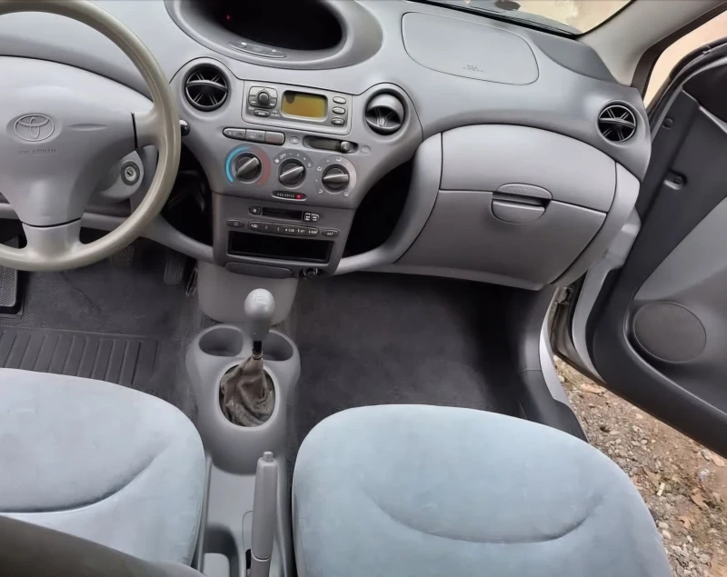 Toyota Yaris 1.0 70кс , снимка 8 - Автомобили и джипове - 52866644