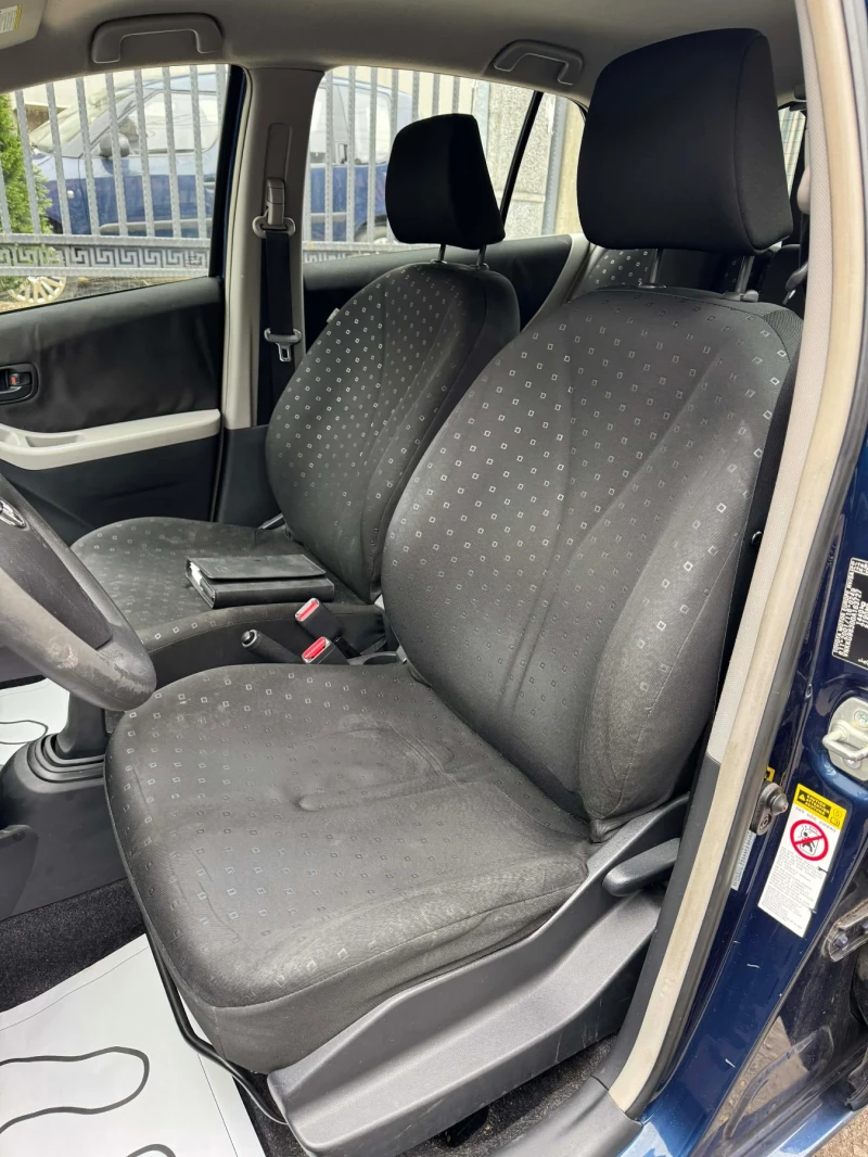 Toyota Yaris 1.0i, снимка 9 - Автомобили и джипове - 52931709