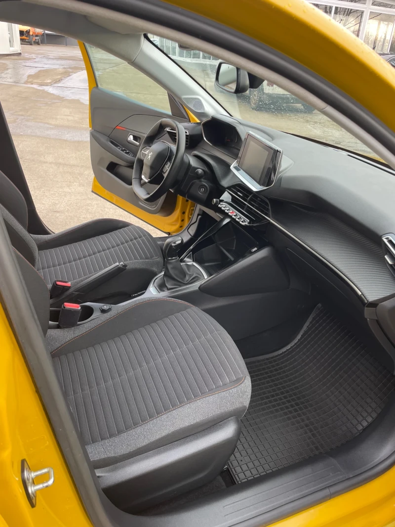 Peugeot 208 1.2i-75 к.с., снимка 12 - Автомобили и джипове - 53202624