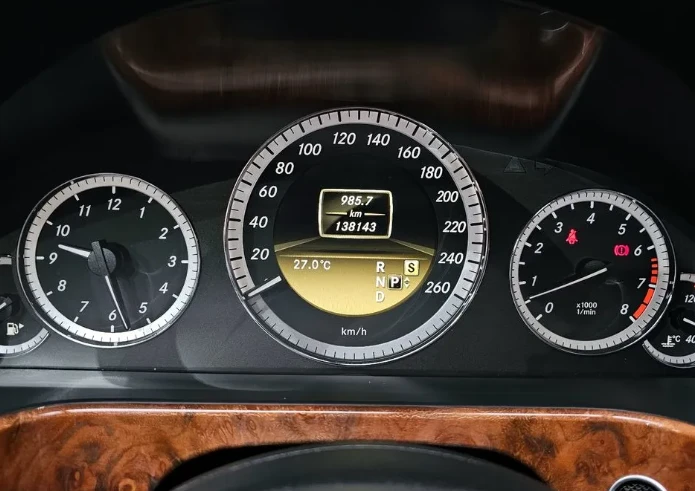 Mercedes-Benz E 300  - изображение 8