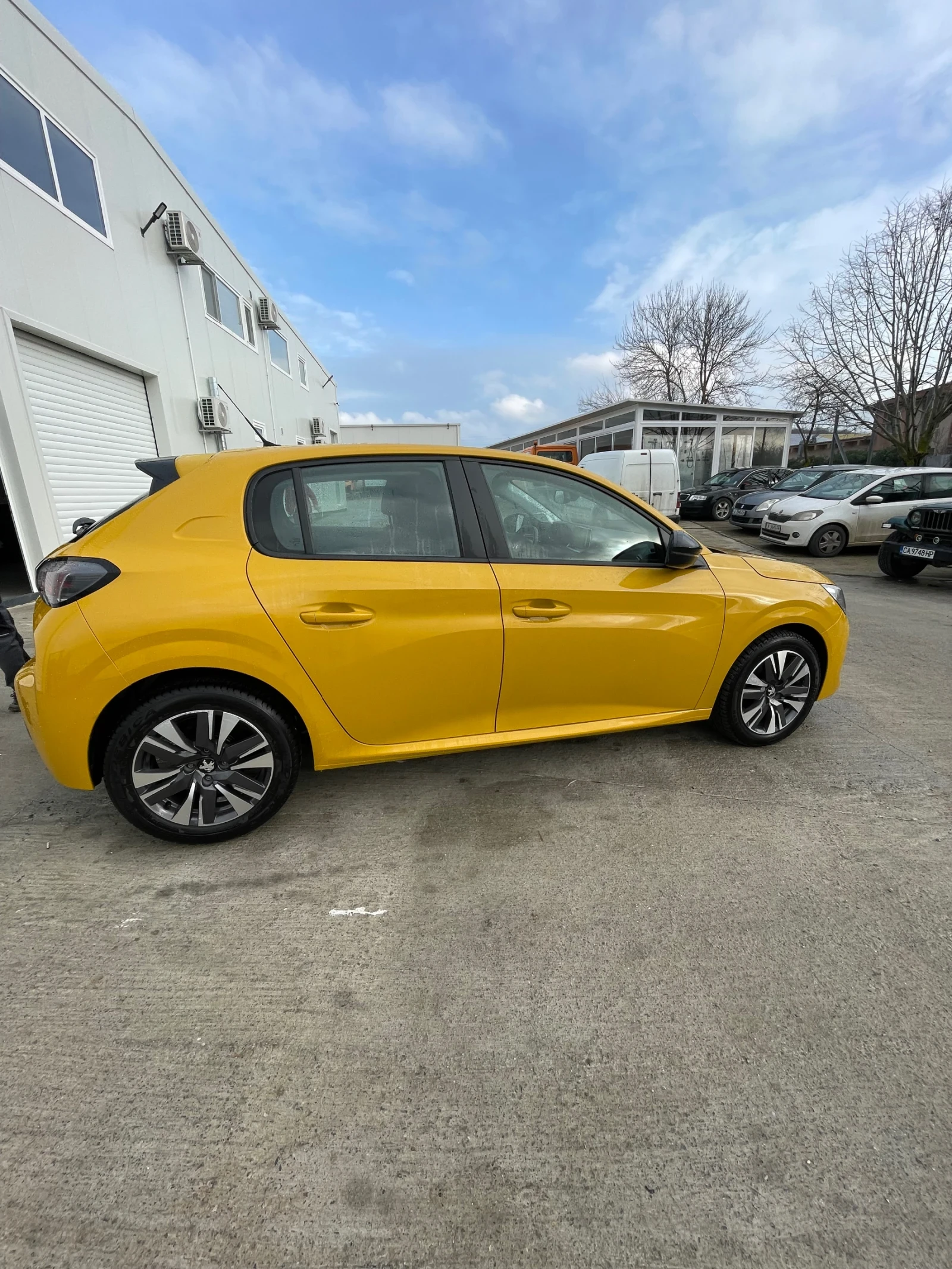 Peugeot 208 1.2i-75 к.с. - изображение 7