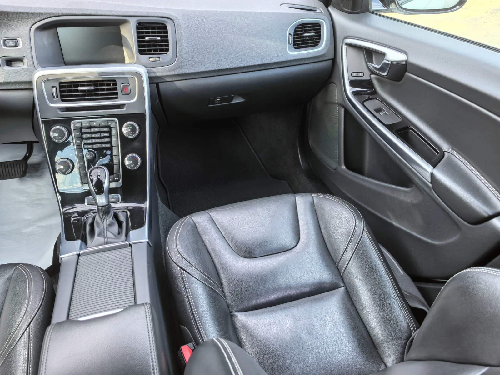 Volvo V60 2.4D5 Twin Engine Plug-in Hybrid AWD, снимка 10 - Автомобили и джипове - 56136233