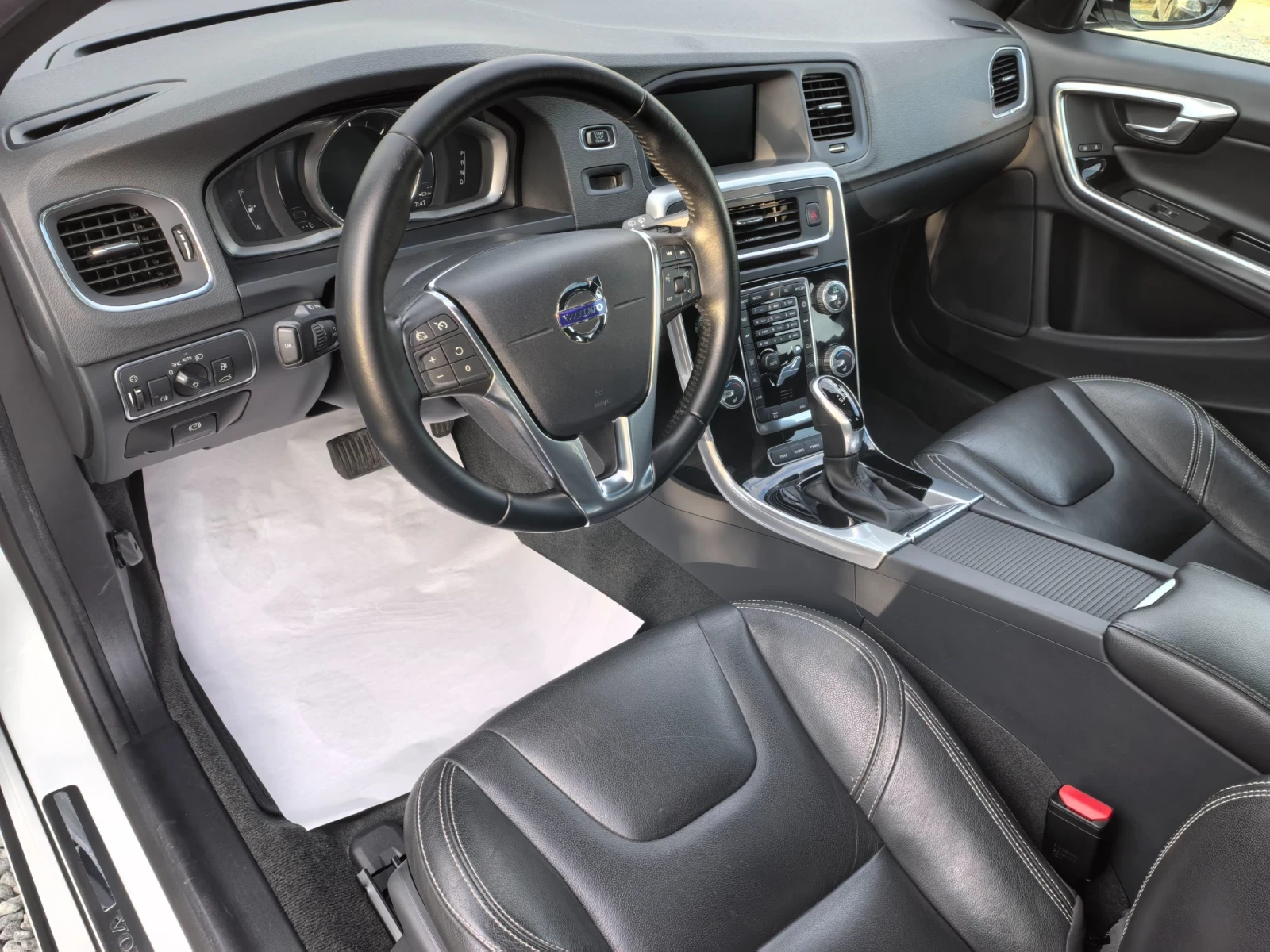 Volvo V60 2.4D5 Twin Engine Plug-in Hybrid AWD, снимка 15 - Автомобили и джипове - 56136233