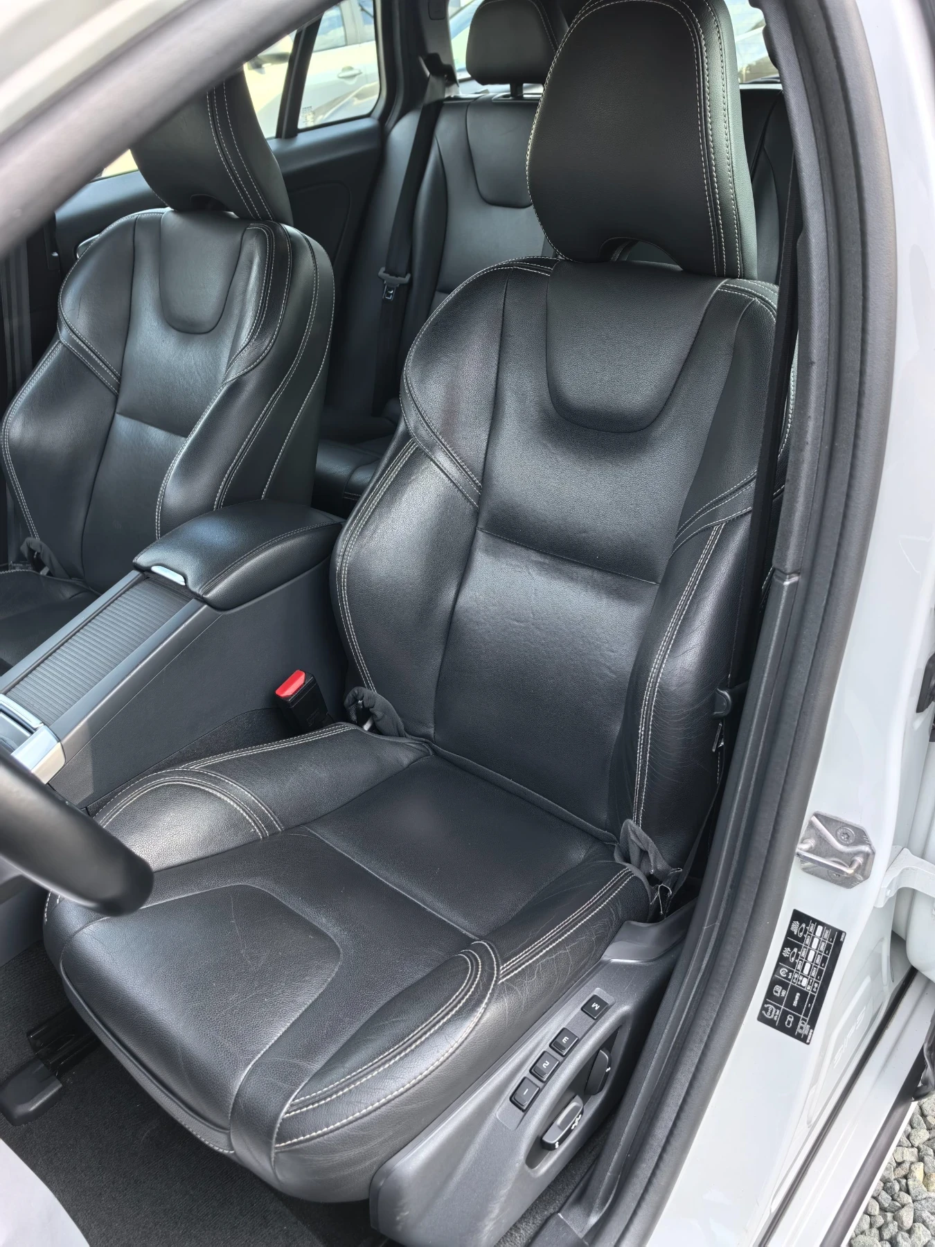 Volvo V60 2.4D5 Twin Engine Plug-in Hybrid AWD, снимка 14 - Автомобили и джипове - 56136233