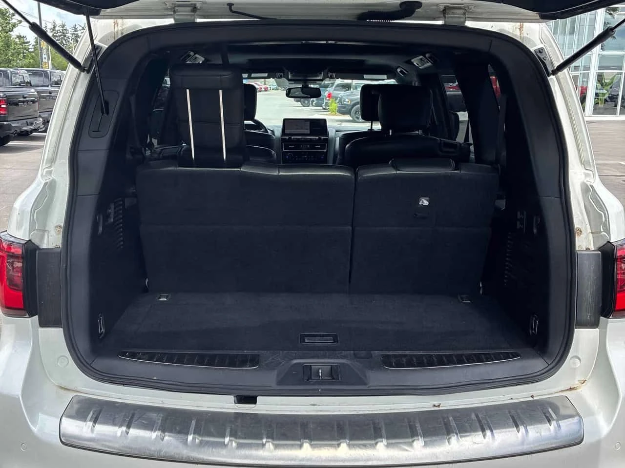 Infiniti QX80 LUXE 7 / 360 / DIS / Harman Kardon / АВТОКРЕДИТ , снимка 13 - Автомобили и джипове - 55041090