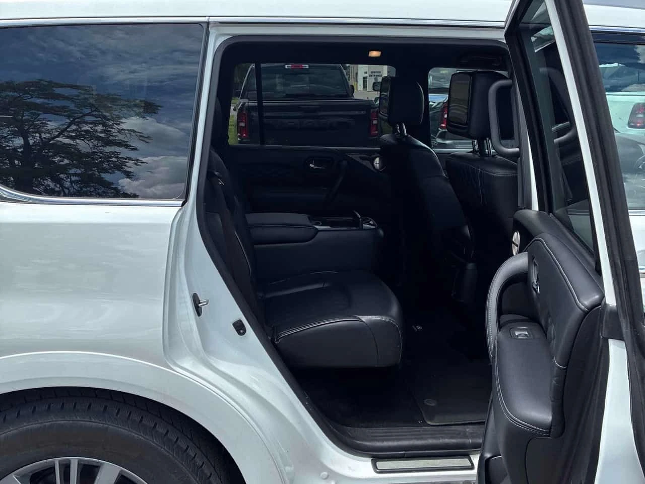 Infiniti QX80 LUXE 7 / 360 / DIS / Harman Kardon / АВТОКРЕДИТ , снимка 11 - Автомобили и джипове - 55041090