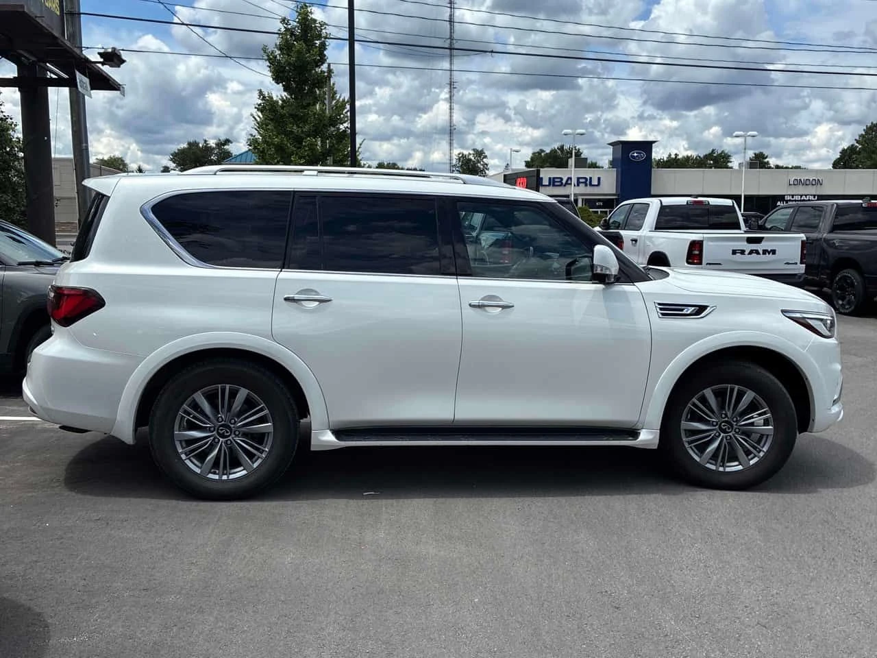 Infiniti QX80 LUXE 7 / 360 / DIS / Harman Kardon / АВТОКРЕДИТ , снимка 3 - Автомобили и джипове - 55041090