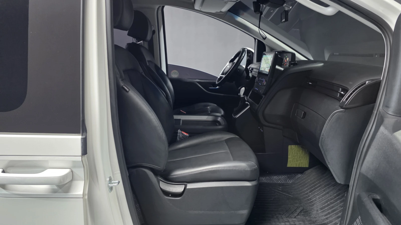 Hyundai Staria Modern* BLIND SPOT* ПОДГРЕВ ВОЛАН* КРАЙНА ЦЕНА, снимка 11 - Автомобили и джипове - 55243860