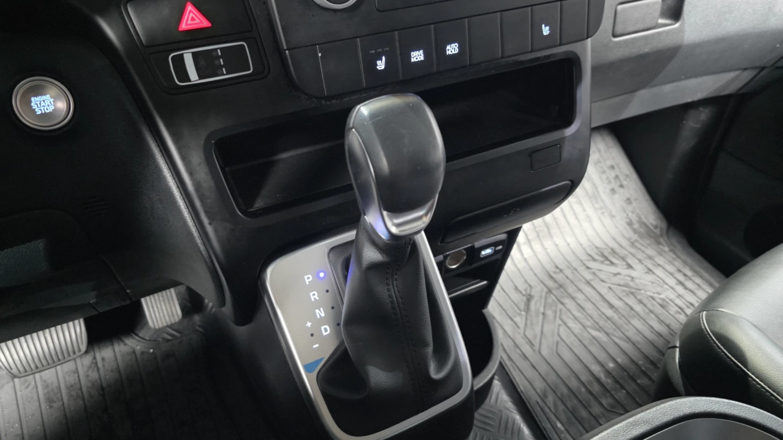 Hyundai Staria Modern* BLIND SPOT* ПОДГРЕВ ВОЛАН* КРАЙНА ЦЕНА, снимка 9 - Автомобили и джипове - 55243860