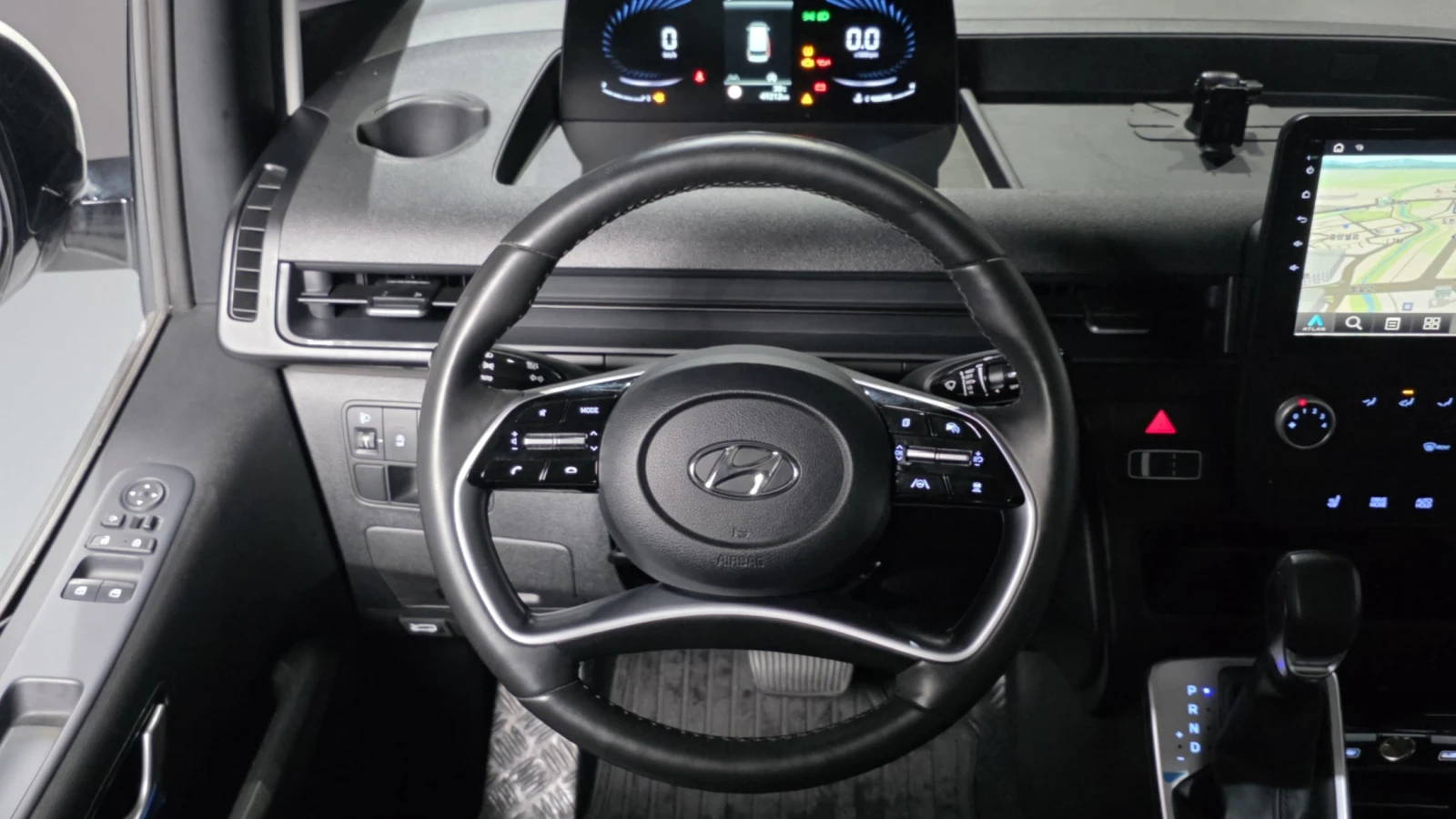 Hyundai Staria Modern* BLIND SPOT* ПОДГРЕВ ВОЛАН* КРАЙНА ЦЕНА, снимка 13 - Автомобили и джипове - 55243860