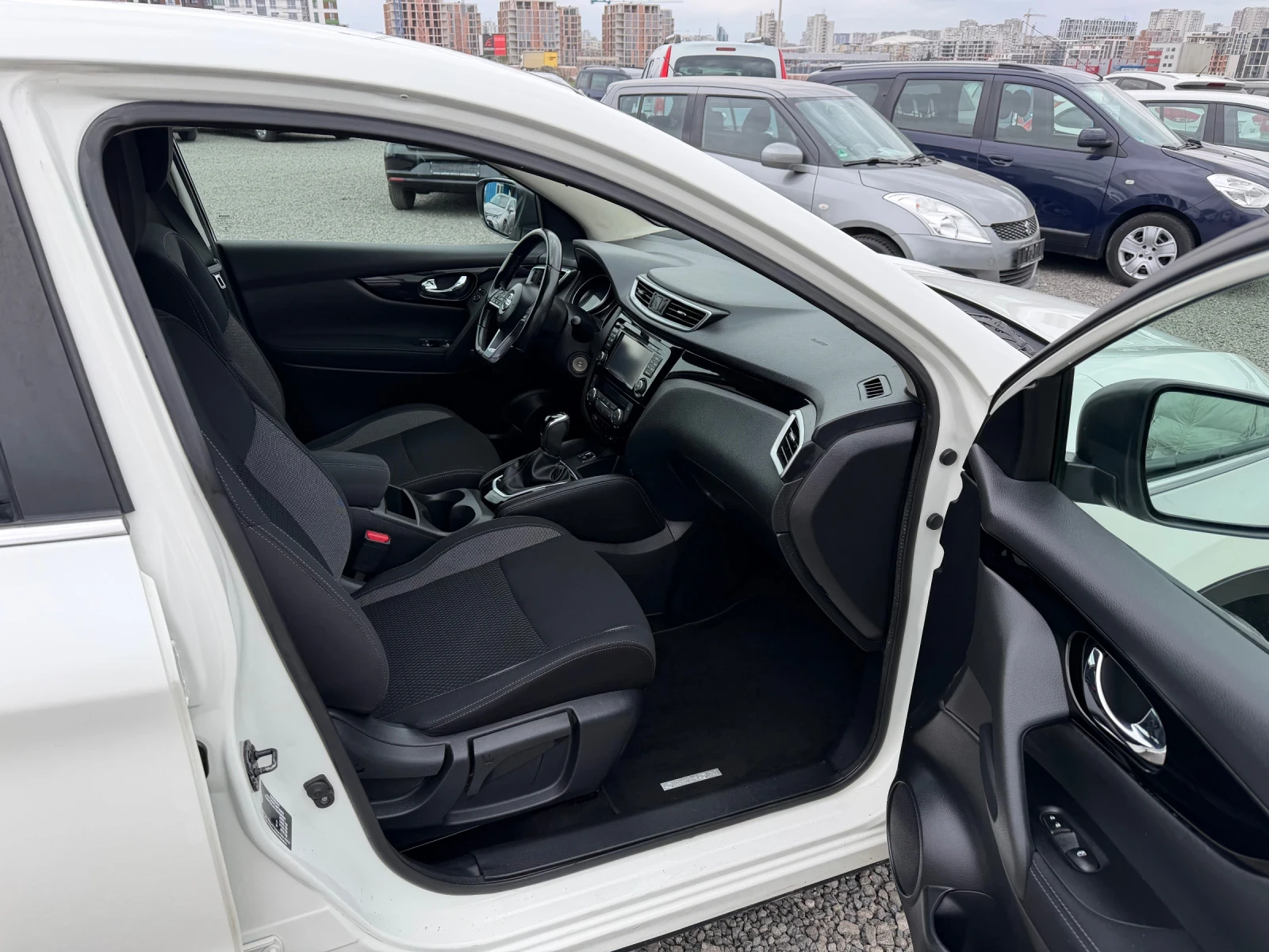 Nissan Qashqai 1.6 DCI АВТОМАТИК , снимка 9 - Автомобили и джипове - 53910075