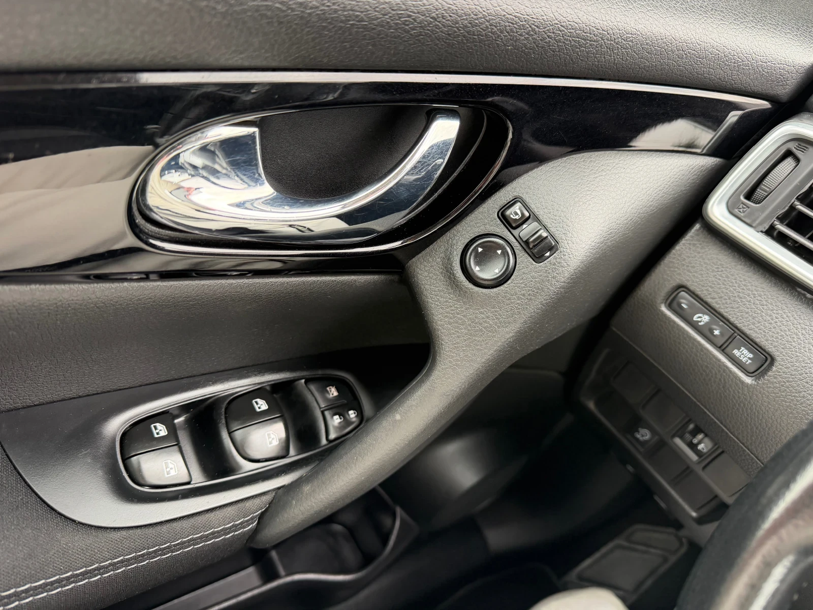 Nissan Qashqai 1.6 DCI АВТОМАТИК , снимка 14 - Автомобили и джипове - 53910075