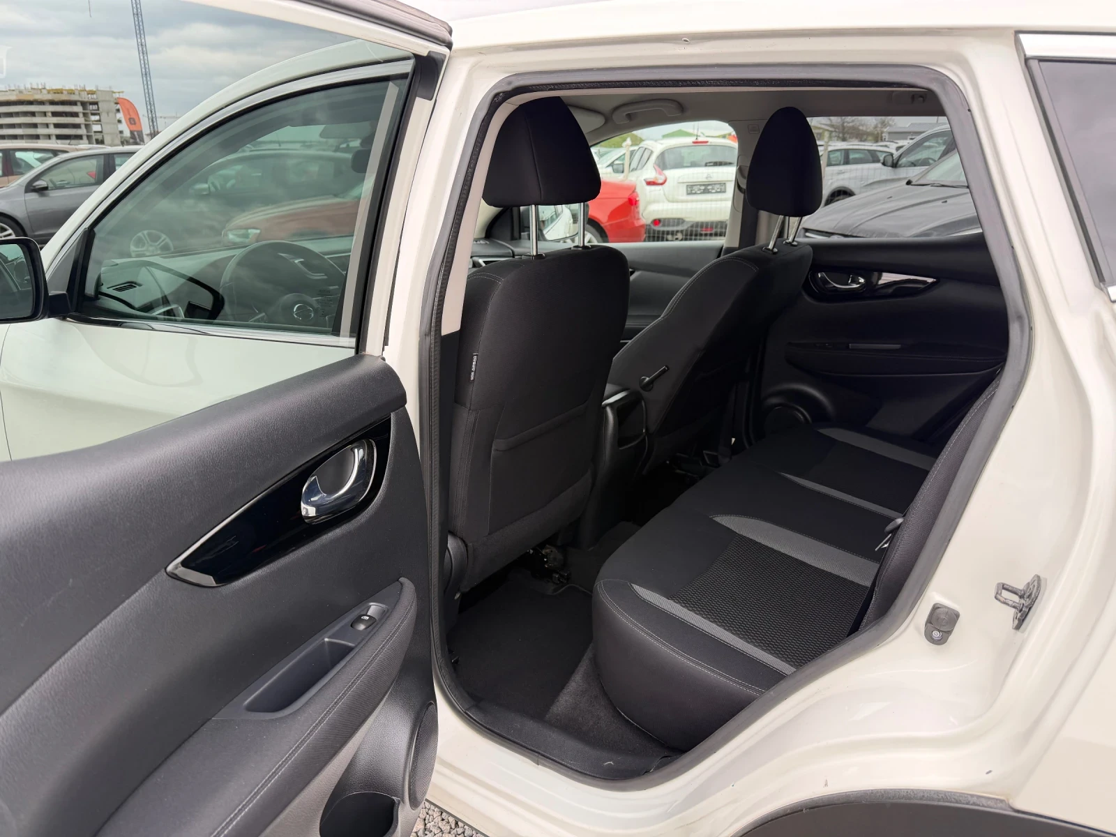 Nissan Qashqai 1.6 DCI АВТОМАТИК , снимка 8 - Автомобили и джипове - 53910075