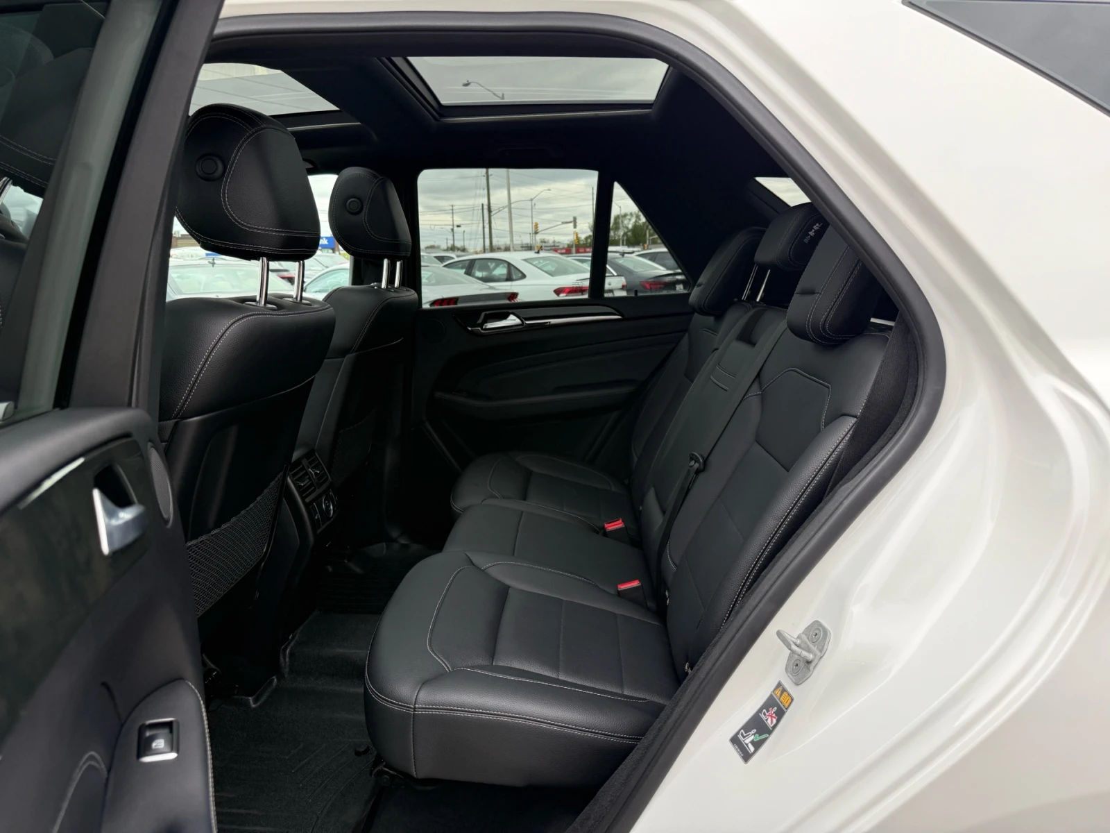 Mercedes-Benz ML 350 4MATIC* AMG*  Harman/Kardon* AIRMATIC* 360* , снимка 17 - Автомобили и джипове - 54959196