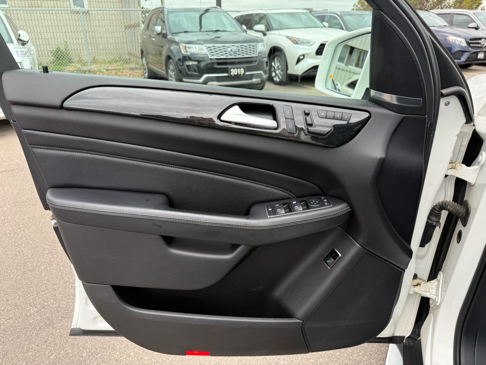 Mercedes-Benz ML 350 4MATIC* AMG*  Harman/Kardon* AIRMATIC* 360* , снимка 15 - Автомобили и джипове - 54959196