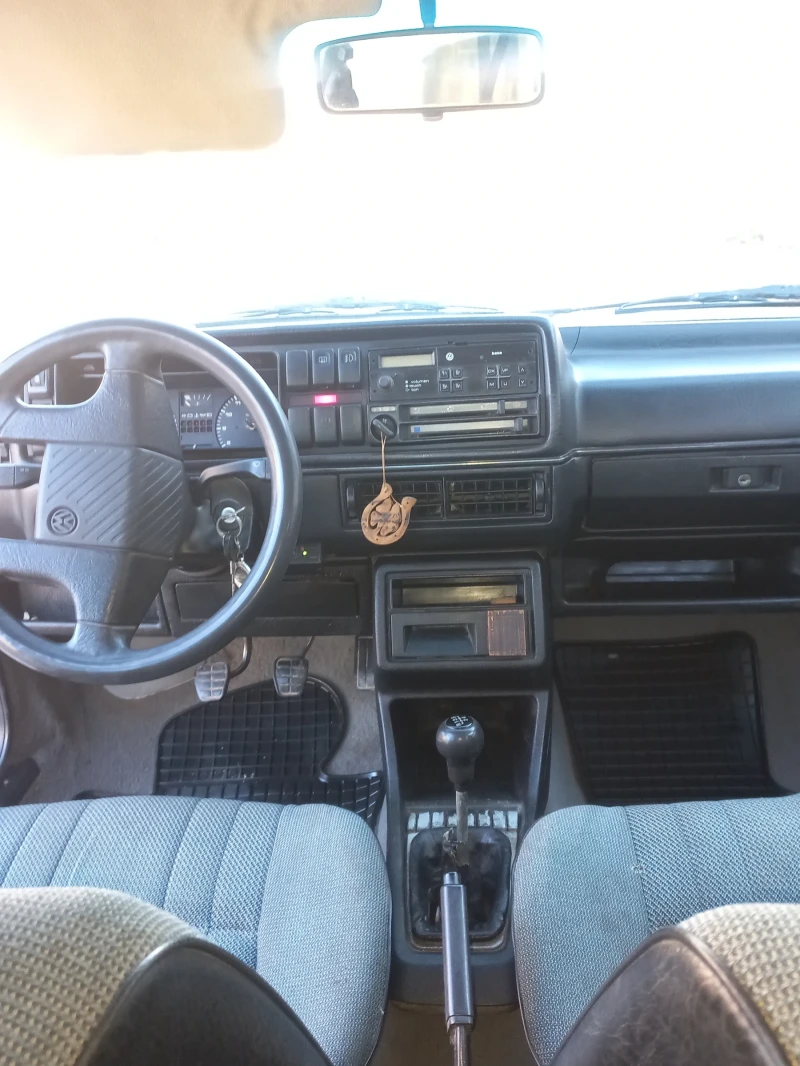 VW Golf 1.6, снимка 4 - Автомобили и джипове - 48572839