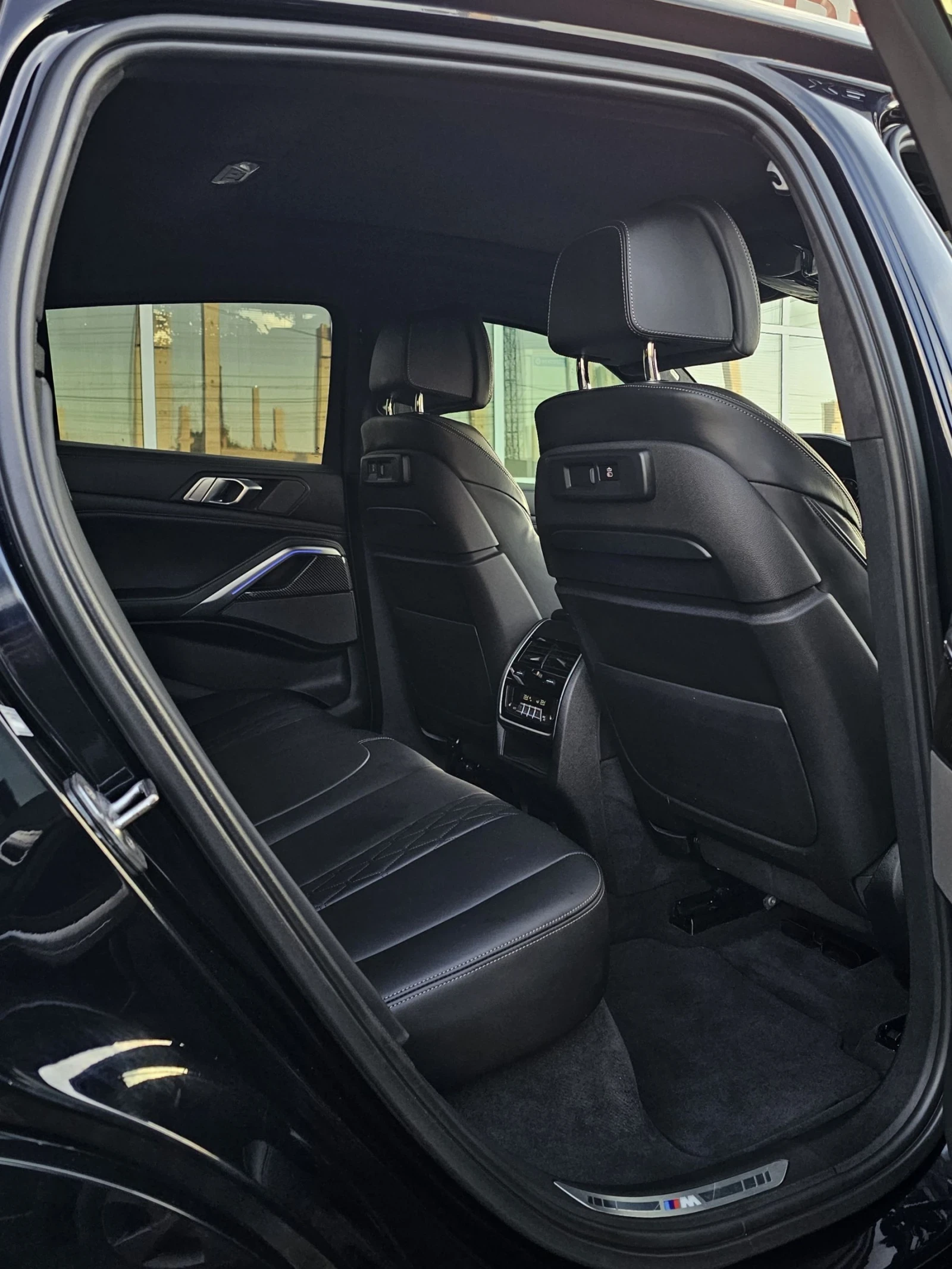 BMW X6 M50i SkyLounge Swarovski Масаж Laser Обслужен, снимка 10 - Автомобили и джипове - 54827223