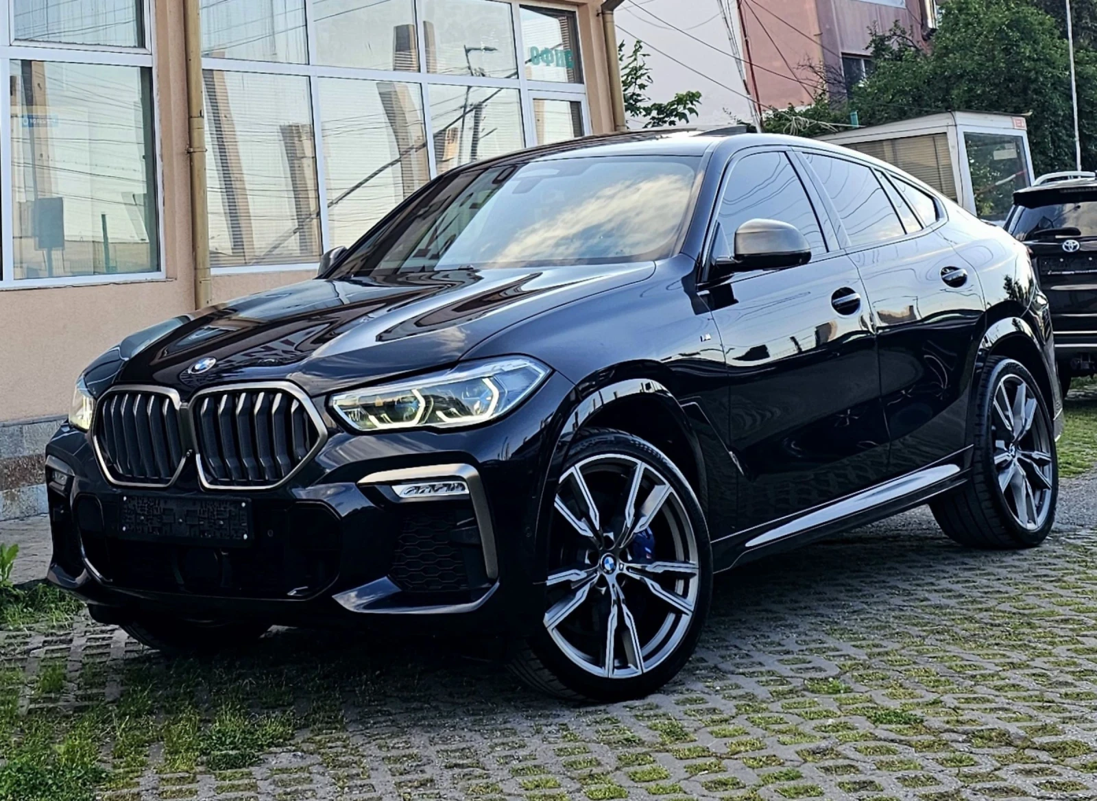 BMW X6 M50i SkyLounge Swarovski Масаж Laser Обслужен
