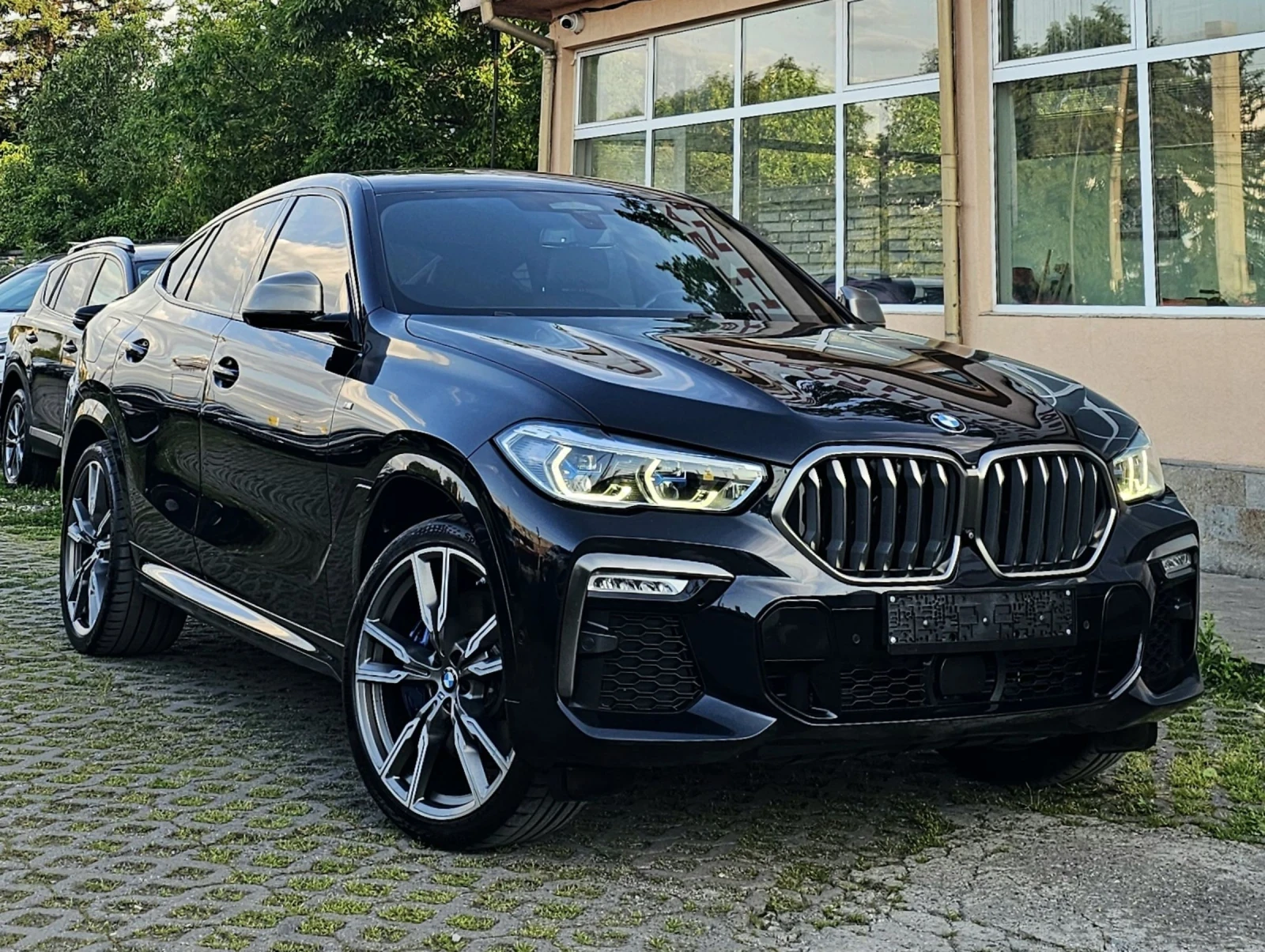 BMW X6 M50i SkyLounge Swarovski Масаж Laser Обслужен, снимка 2 - Автомобили и джипове - 54827223