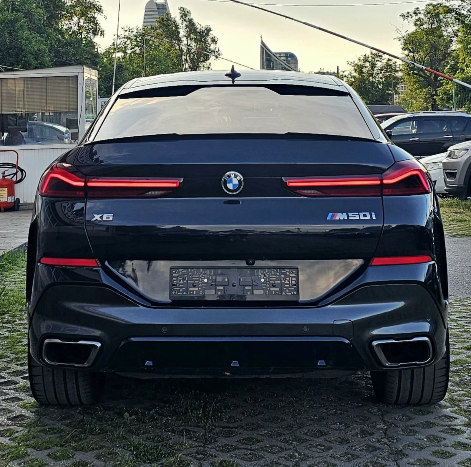 BMW X6 M50i SkyLounge Swarovski Масаж Laser Обслужен, снимка 4 - Автомобили и джипове - 54827223