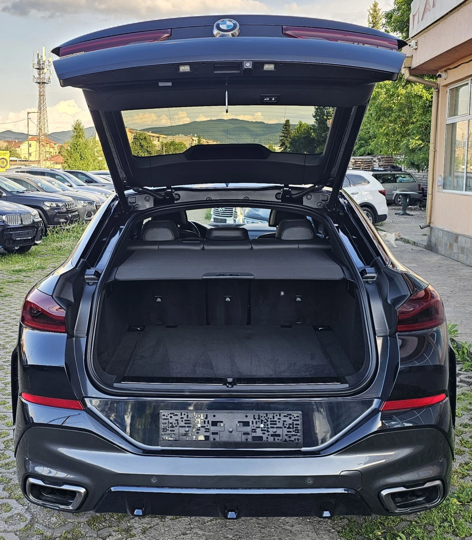 BMW X6 M50i SkyLounge Swarovski Масаж Laser Обслужен, снимка 6 - Автомобили и джипове - 54827223