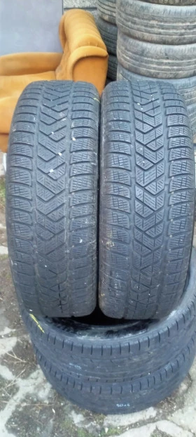 Гуми Зимни 215/65R17, снимка 1 - Гуми и джанти - 44004881