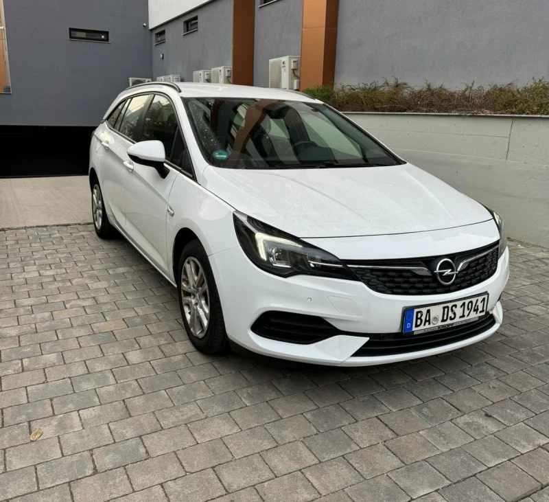 Opel Astra Sports Tourer, снимка 2 - Автомобили и джипове - 47766165