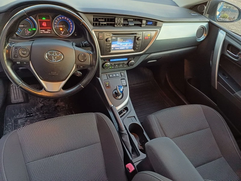 Toyota Auris 1.8Hybrid , снимка 12 - Автомобили и джипове - 47814481