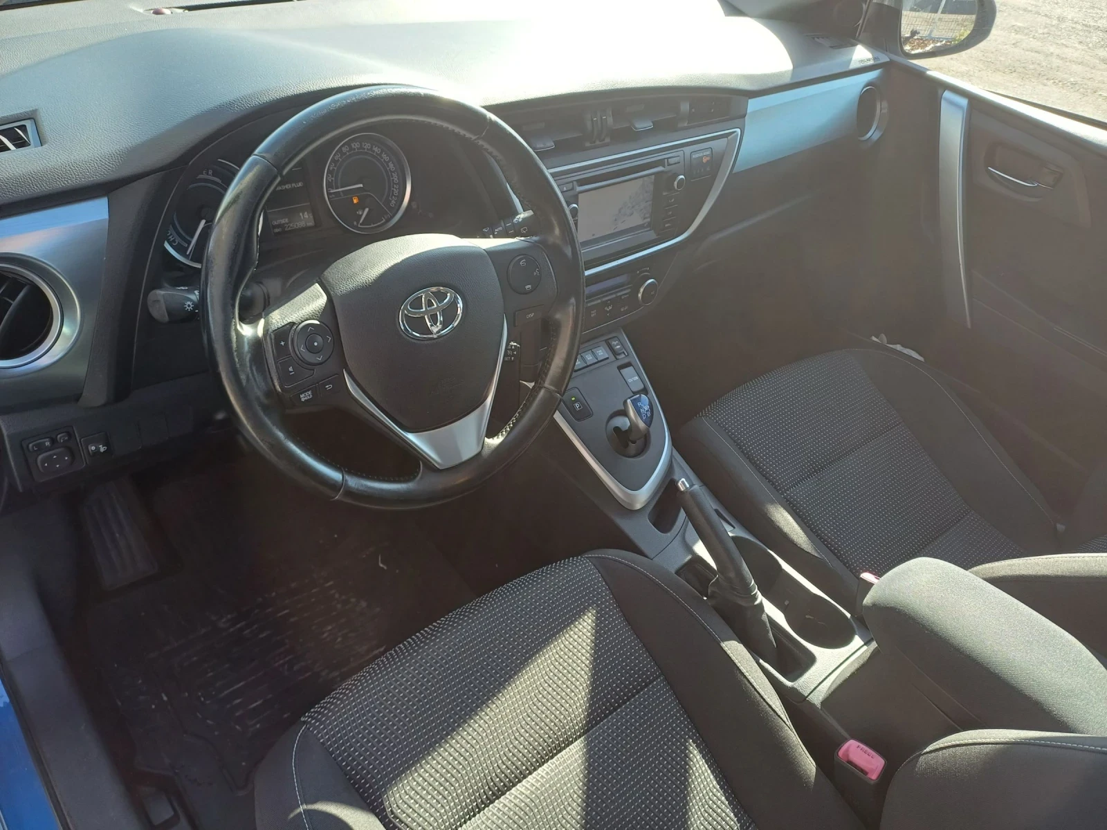 Toyota Auris 1.8Hybrid  - изображение 9