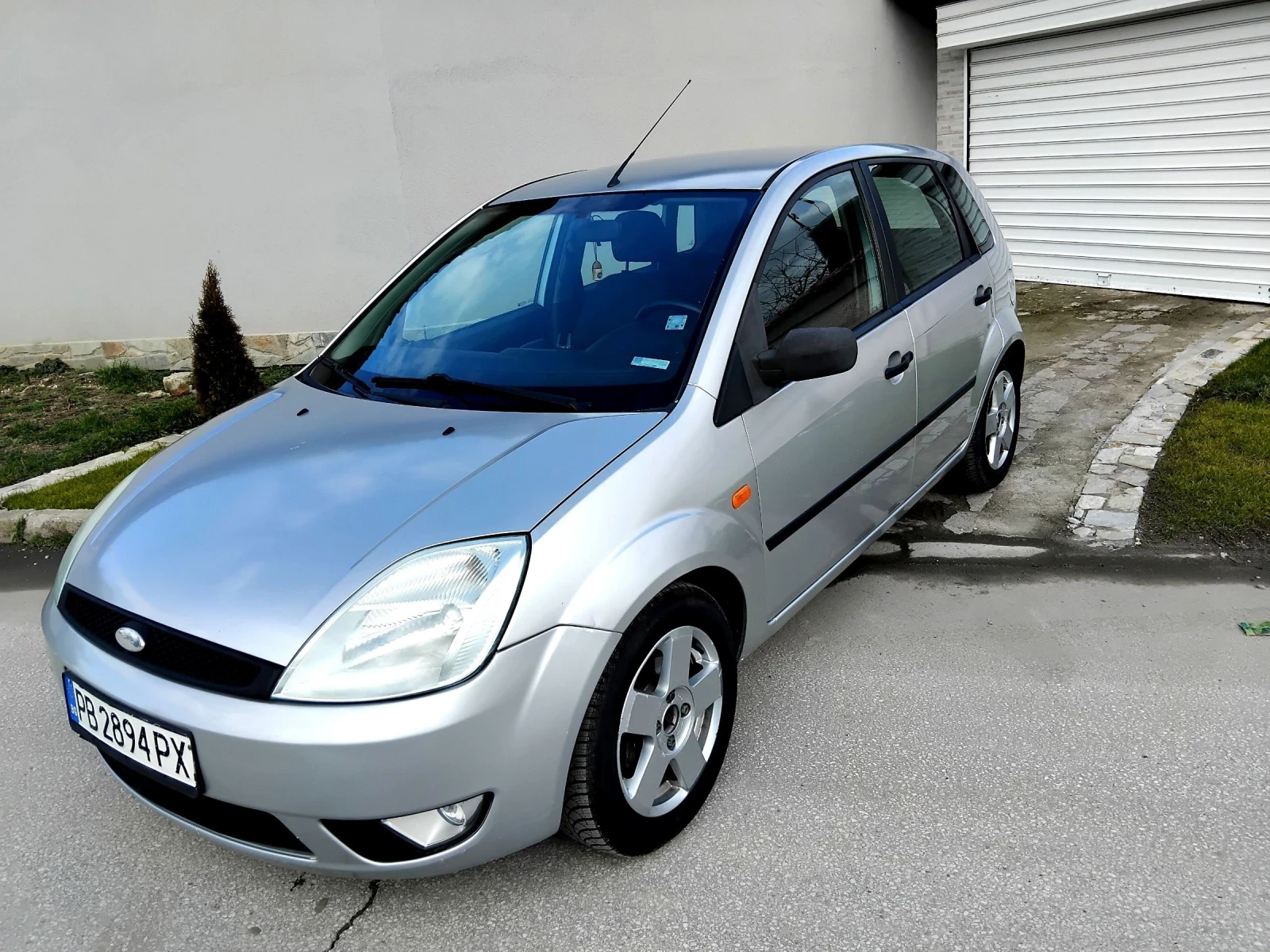 Ford Fiesta 1.4i.80k + КЛИМА. ГАЗОВ ИНЖЕКЦИОН , снимка 3 - Автомобили и джипове - 53710897