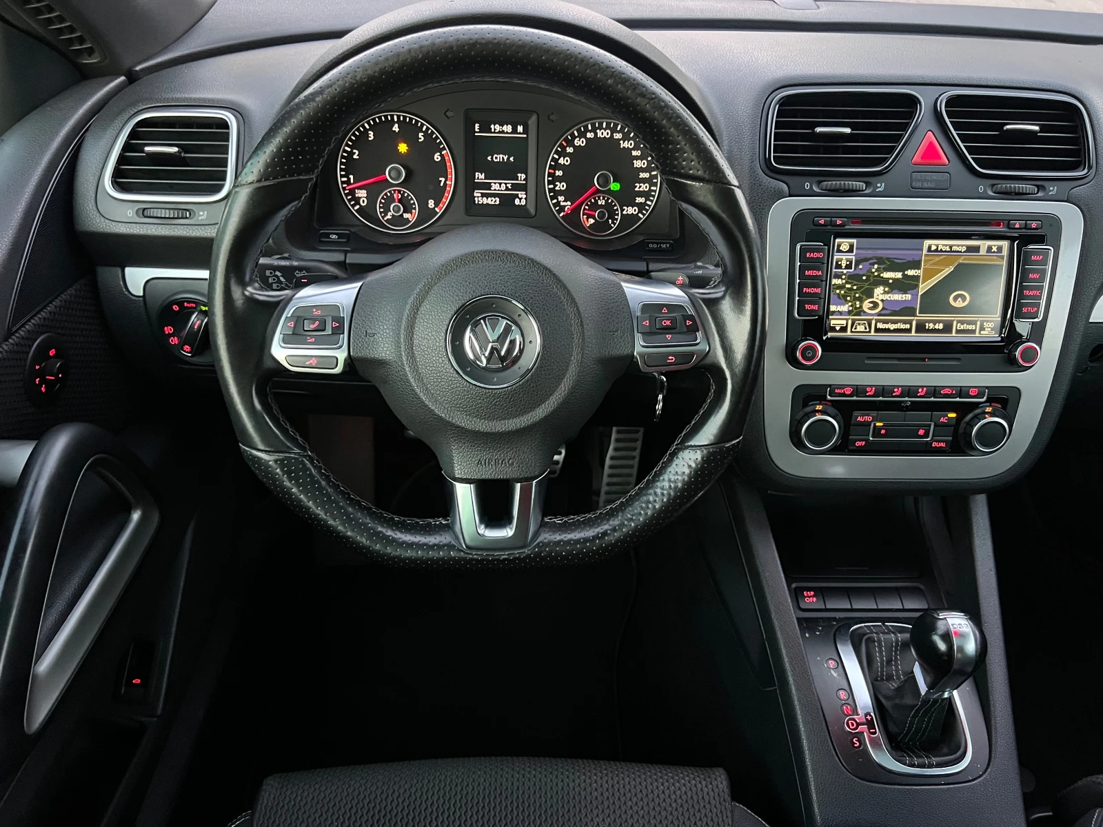 VW Scirocco 1.4TURBO R-LINE/PANORAMA/XENON/NAVI/KOJA/FULL/MAX, снимка 16 - Автомобили и джипове - 54693591