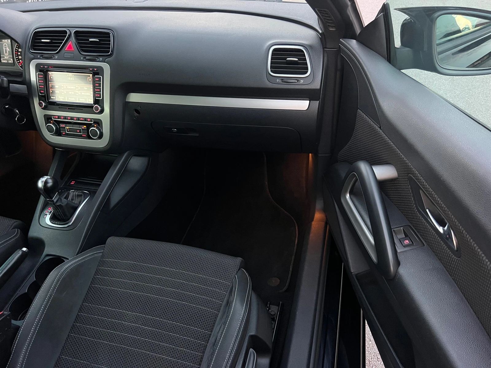 VW Scirocco 1.4TURBO R-LINE/PANORAMA/XENON/NAVI/KOJA/FULL/MAX, снимка 13 - Автомобили и джипове - 54693591