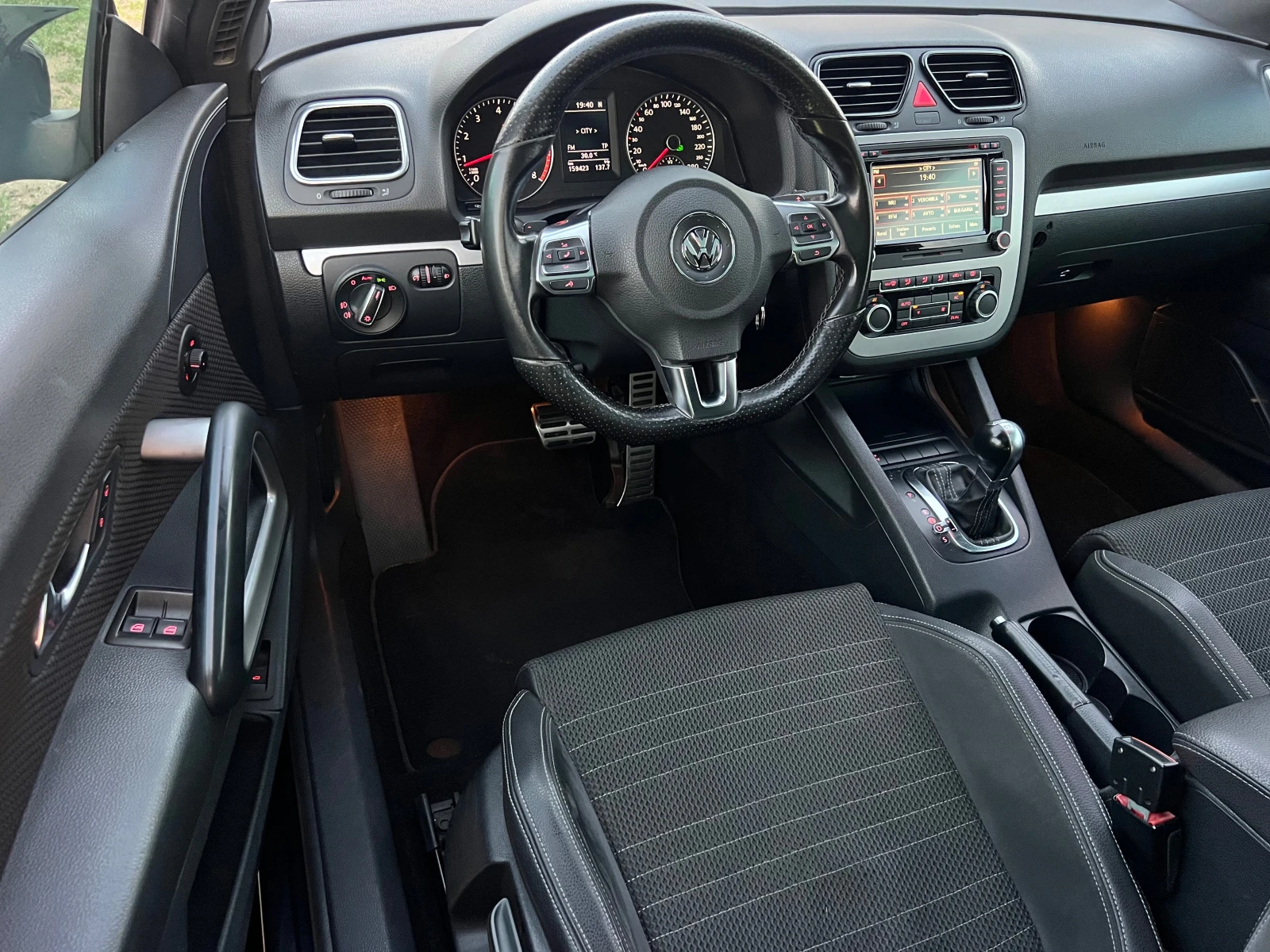VW Scirocco 1.4TURBO R-LINE/PANORAMA/XENON/NAVI/KOJA/FULL/MAX, снимка 9 - Автомобили и джипове - 54693591