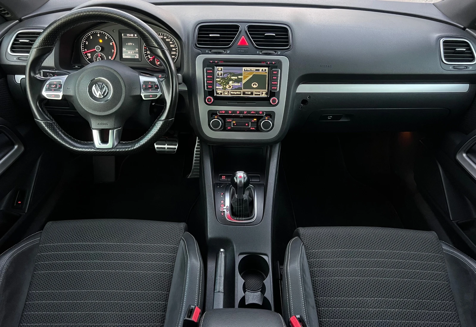 VW Scirocco 1.4TURBO R-LINE/PANORAMA/XENON/NAVI/KOJA/FULL/MAX, снимка 15 - Автомобили и джипове - 54693591